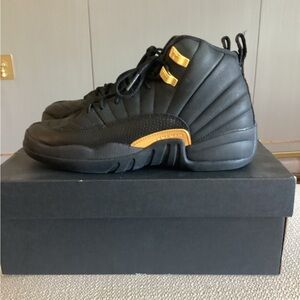 EUC Air Jordan Retro 12 Taxis black gold 6Y